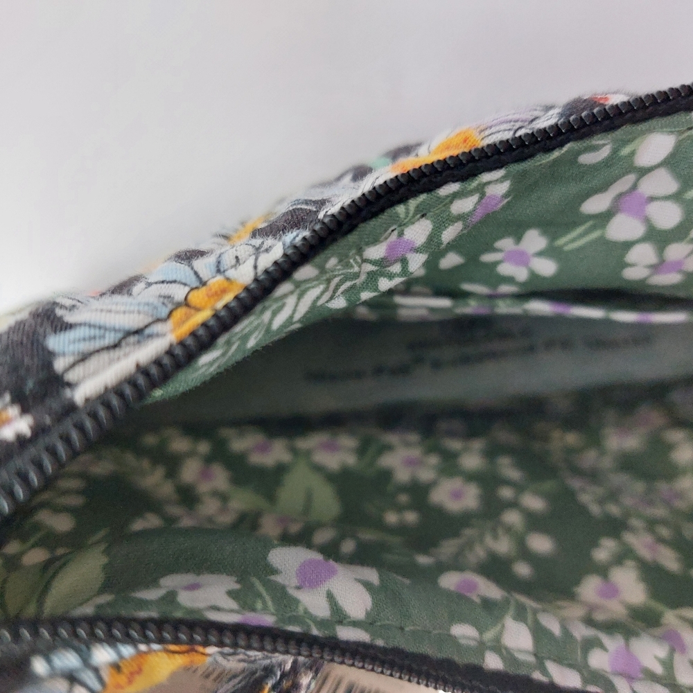 Vera Bradley Mini Frannie Crescent Crossbody Daisies White NWT - Picture 3 of 3